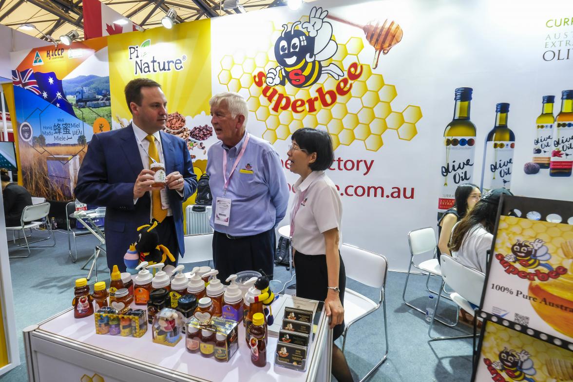Federal Minister for Trade, Tourism & Investment Steven Ciobo at the Shanghai SIAL Food Industry Expo with the Director of Superbee Honey Factory, Ross Christiansen, at the Australian Pavillion. Photo credit: DFaT/Chris