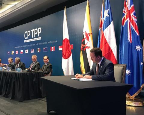 Minister for Trade, Tourism and Investment, the Hon Steven Ciobo MP, signing the Comprehensive and Progressive Agreement for Trans-Pacific Partnership in Santiago, Chile on 8 March 2018